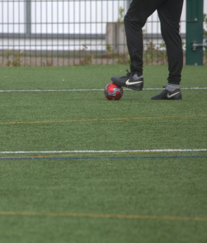 Paikallinen seura. Valmentaja ja pallo FC Hollolan harjoituksissa.