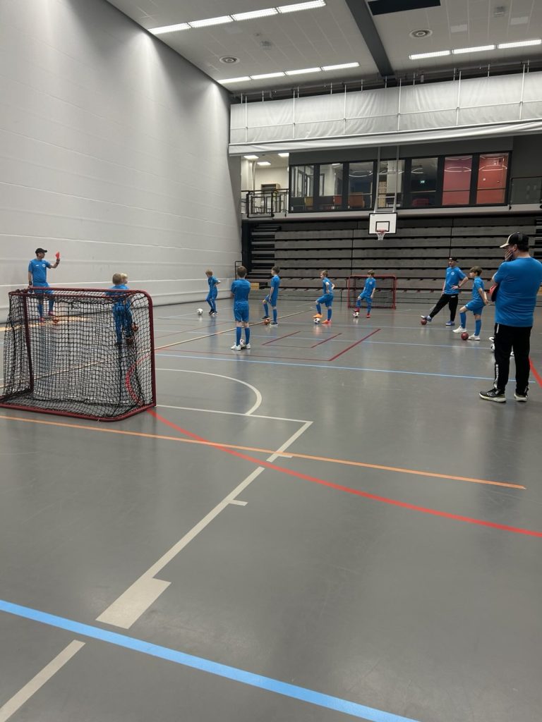 Uudet treeniasut FC Hollolan harjoituksissa