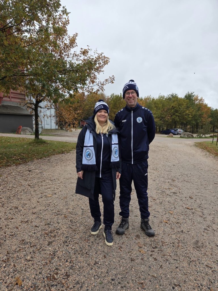 FC Hollolan seurapäivässä seuran edustajat Minna ja Juha Pitkäranta
